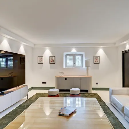 Πανσιόν Chateau La Merienne 5*