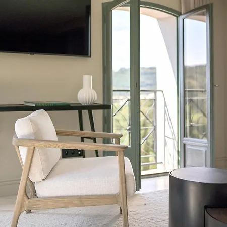 Πανσιόν Chateau La Merienne 5*